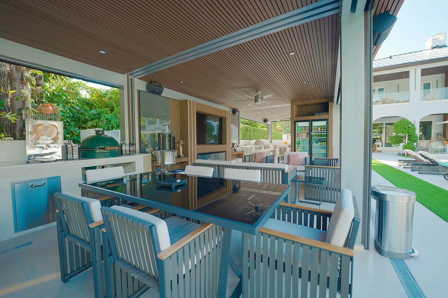 Outdoor kitchen in Miami · Wellness club
