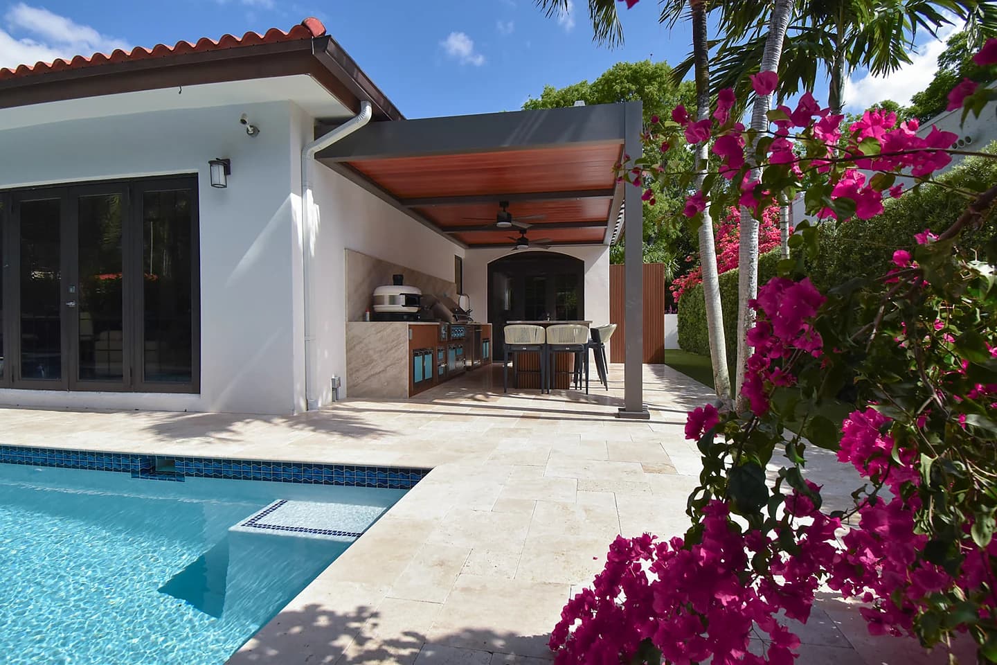 Outdoor kitchen in Coral Gables