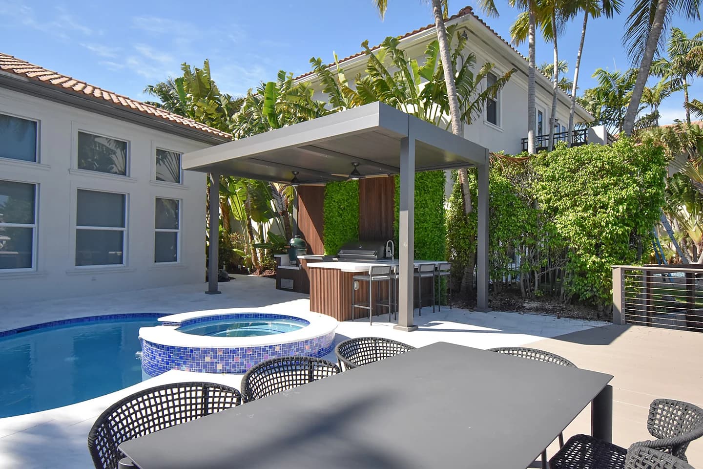 Outdoor kitchen in Hollywood