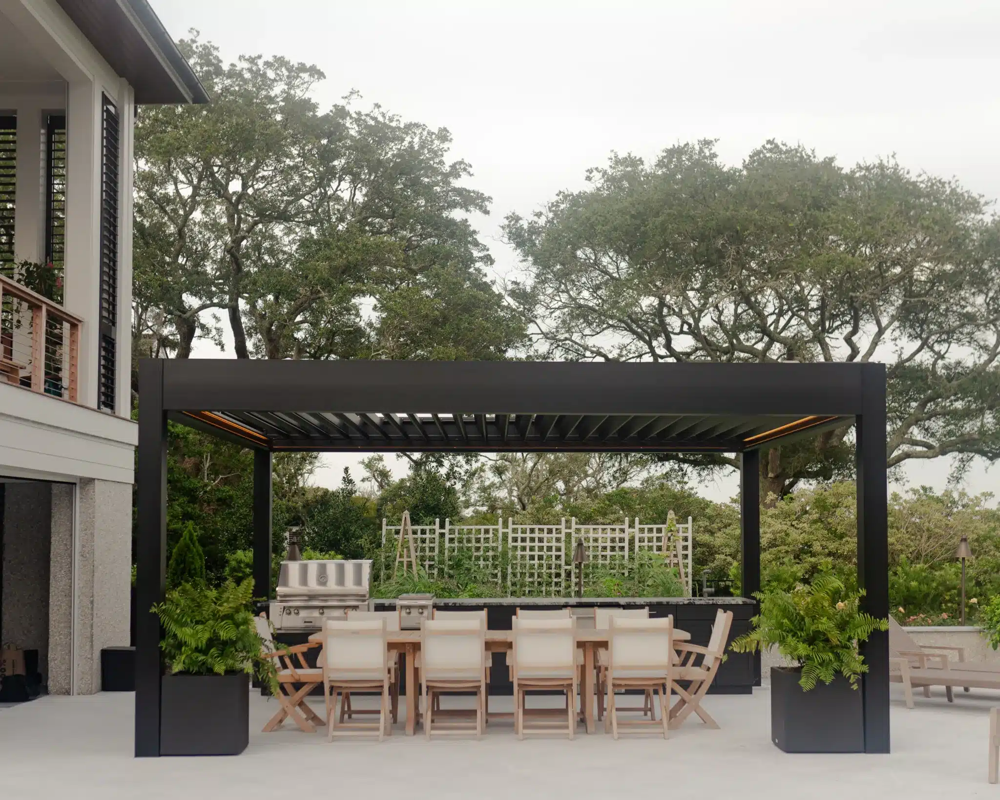 Black R-BLADE pergola at evening with integrated lighting