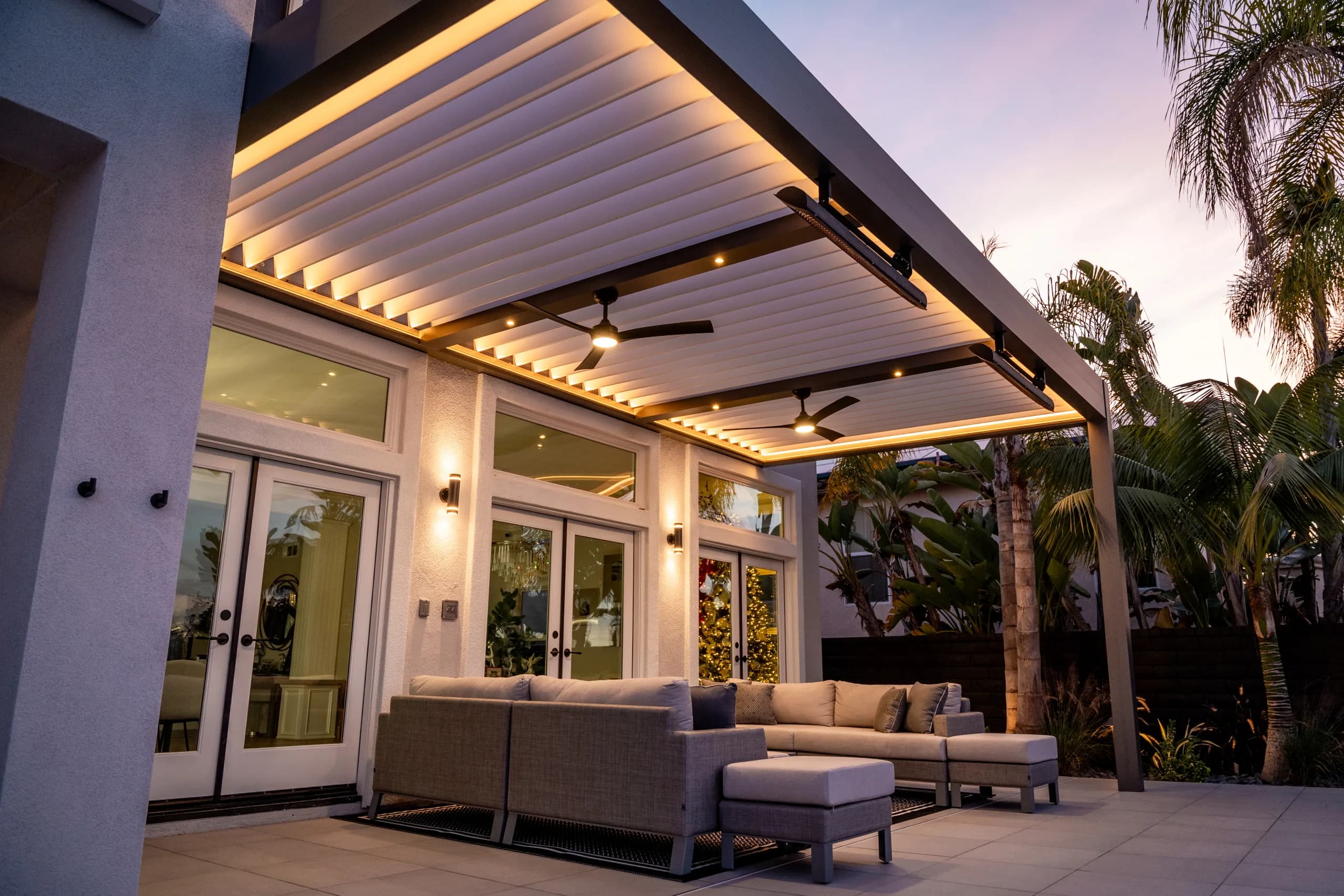 R-BLADE motorized louvered pergola over outdoor kitchen and pool
