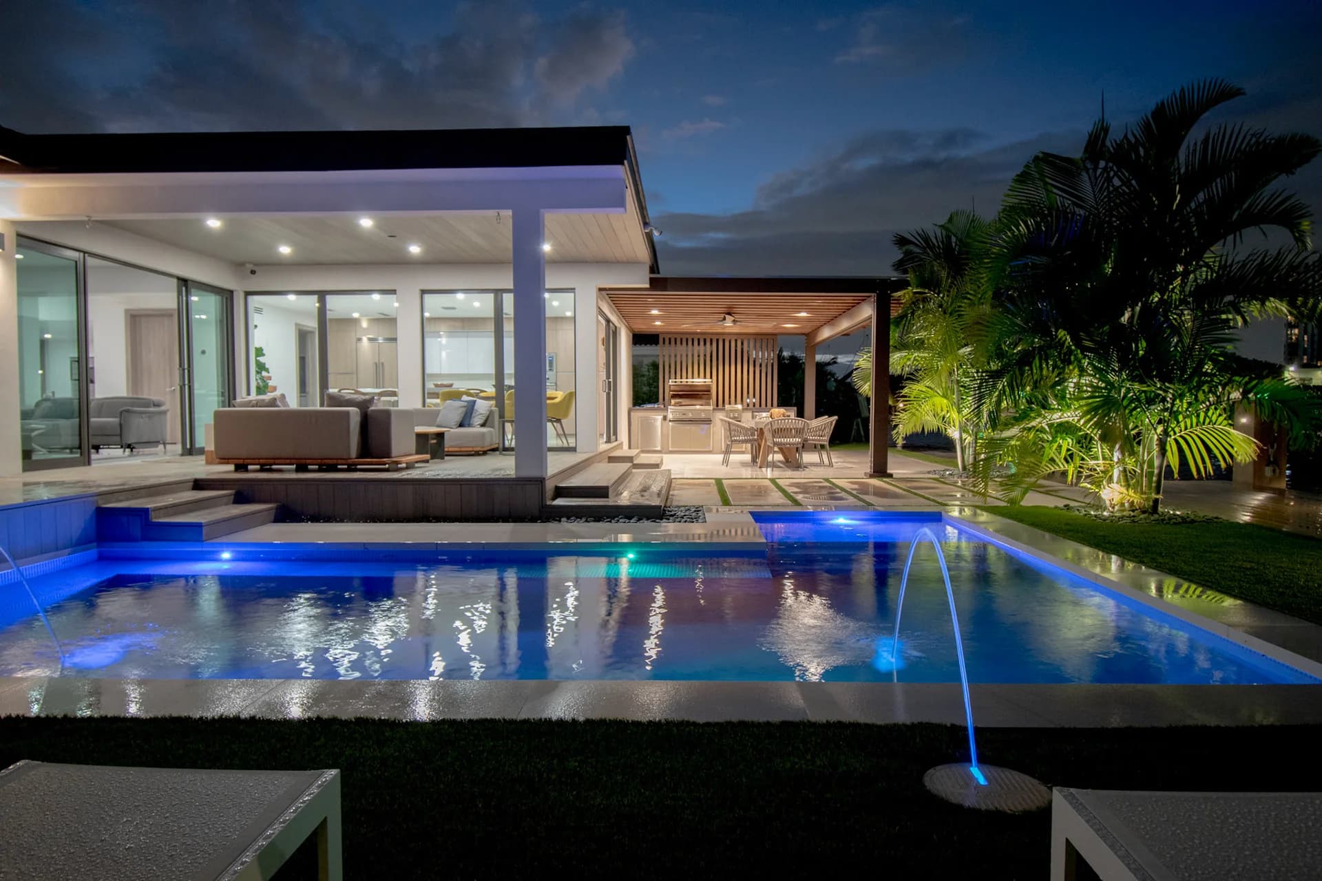 Custom pool project by Luxapatio